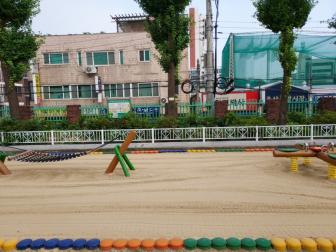 서울증산초등학교 어린이놀이터 모래소독